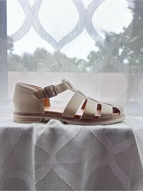 Dr. Scholl's Cream Strappy Flat Sandals Velcro enclosure